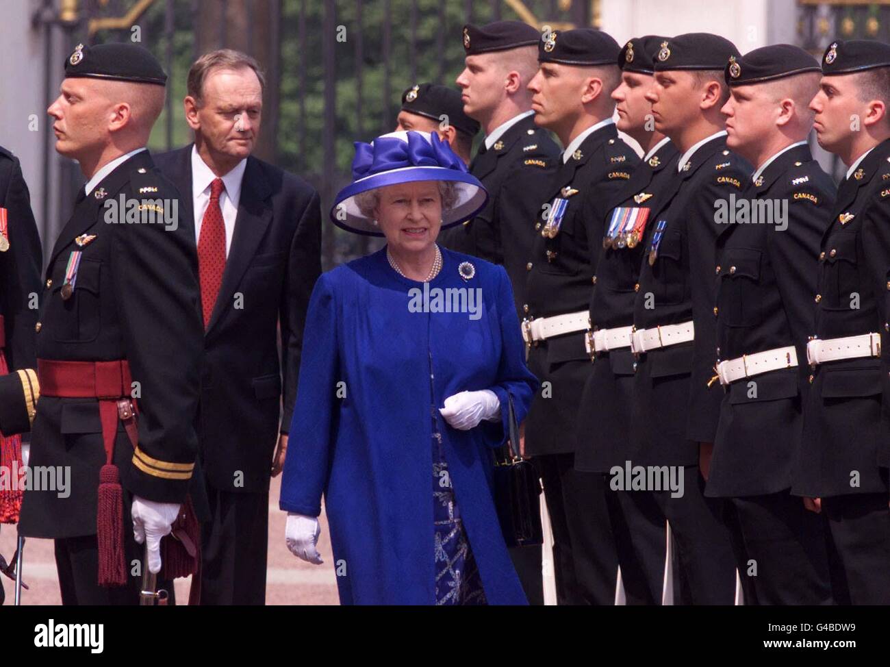 THE QUEEN AND THE CANADIAN PRIME MINISTER CHRETIEN INSPECT THE HONOR