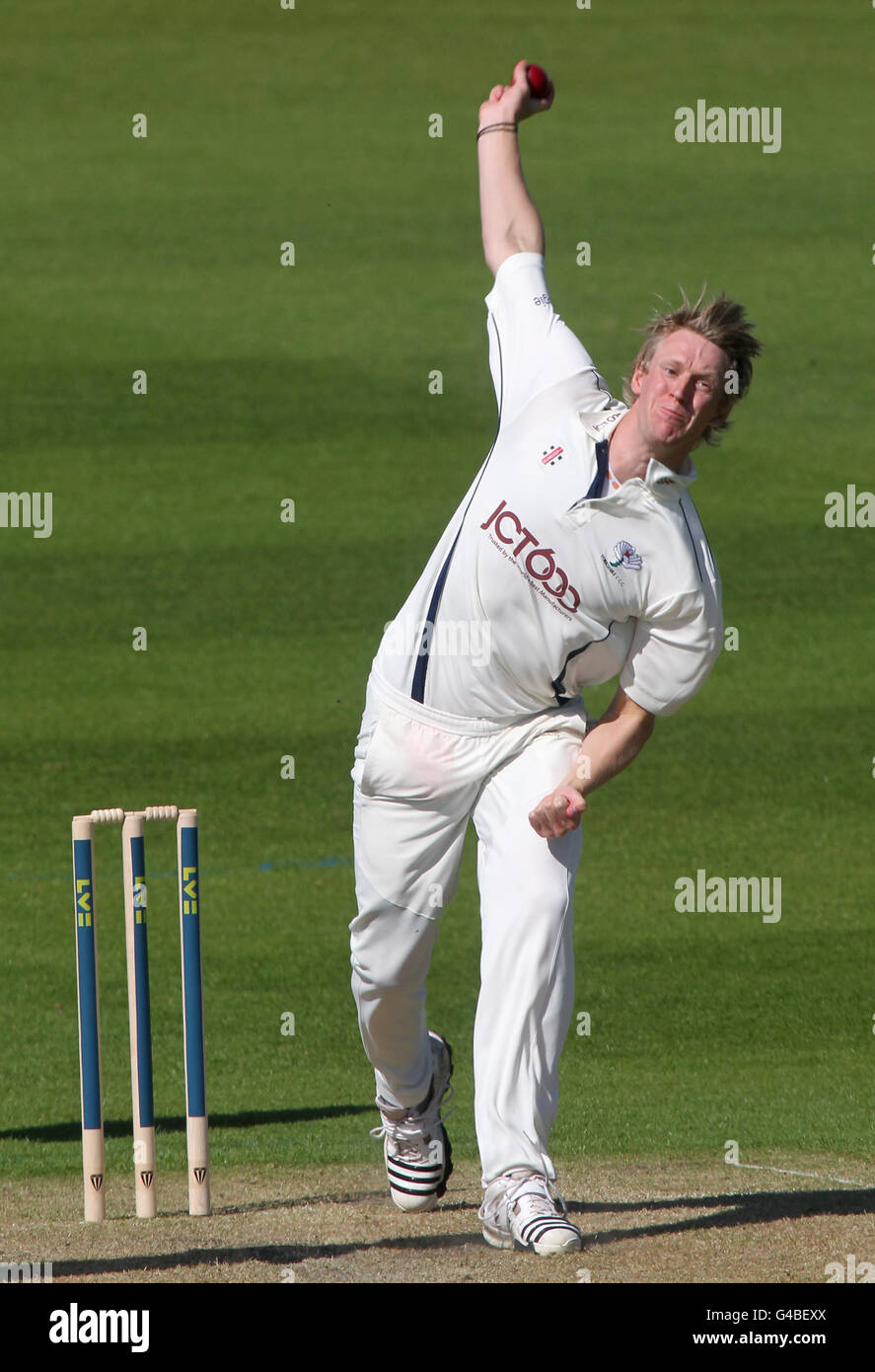 Cricket - Liverpool Victoria County Championship - Division One - Day One - Worcestershire v Yorkshire - The County Ground. Steven Patterson, Yorkshire Stock Photo