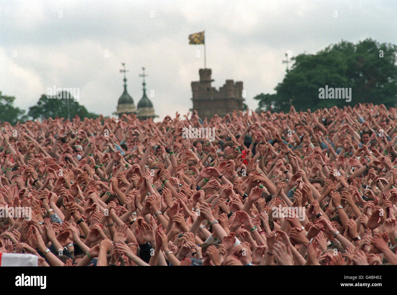 A Sea Of Hands Full The Crowd At Knebworth Park During The Oasis Open Air Concert Stock Photo Alamy