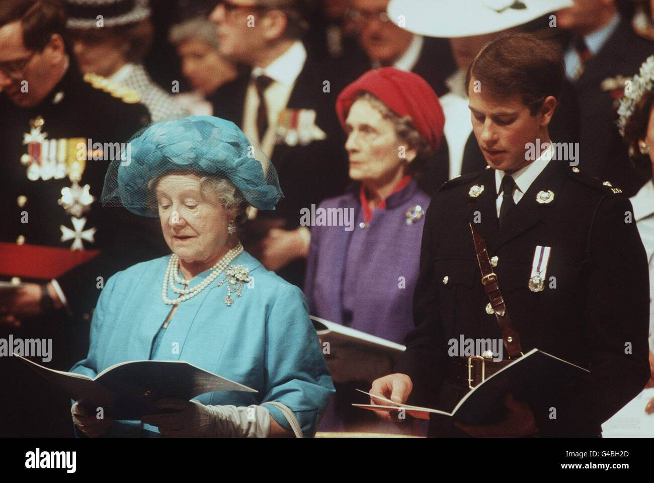 PA NEWS PHOTO 10/5/85 THE QUEEN MOTHER, PRINCESS ALICE (BEHIND) AND PRINCE EDWARD AT A COMMEMORATION SERVICE TO MARK THE 40TH ANNIVERSARY OF VE DAY AT WESTMINSTER ABBEY, LONDON Stock Photo
