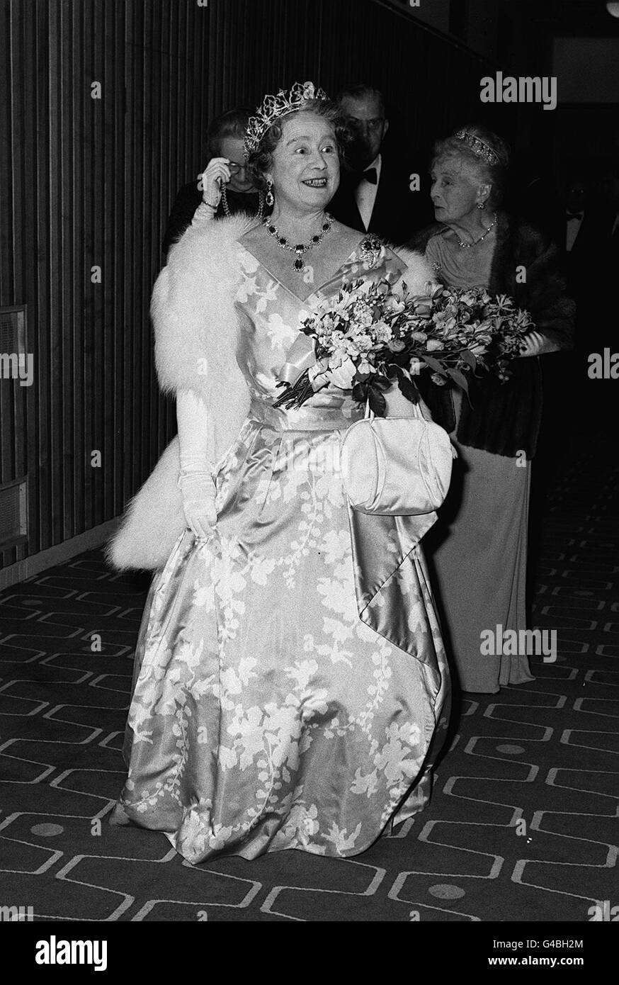 PA NEWS PHOTO 25/10/65 THE QUEEN MOTHER WITH PRINCESS ALICE (BEHIND) ATTEND THE ROYAL FESTIVAL HALL, LONDON GALA PERFORMANCE FOR THE VICTORIA LEAGUE COMMONWEALTH FRIENDSHIP Stock Photo