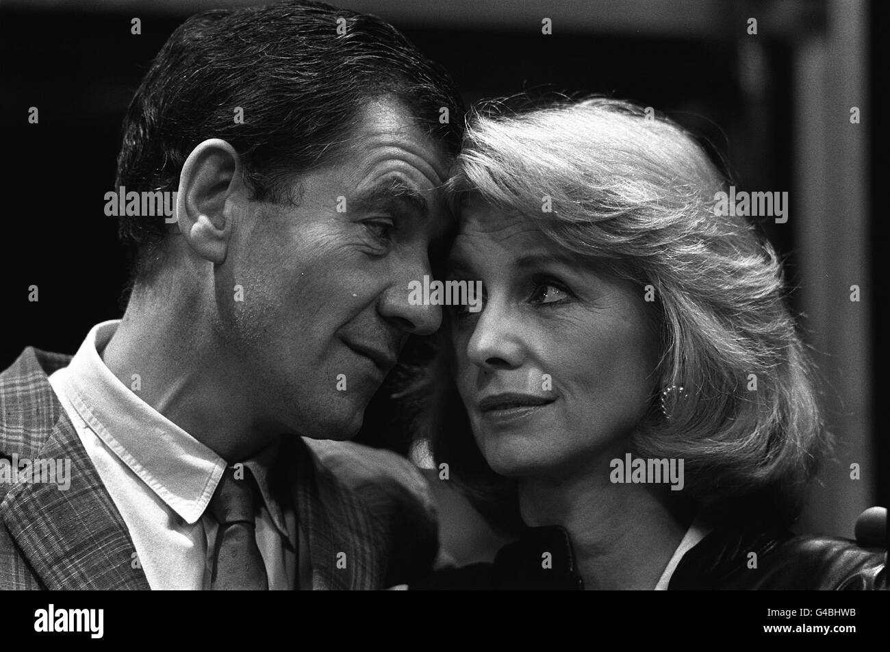 PA NEWS PHOTO 18/11/88 ACTOR IAN McKellen AND JANE ASHER IN REHEARSALS FOR THE ALAN AYCKBOURN PLAY 'HENCEFORWARD' AT THE VAUDEVILLE THEATRE IN LONDON'S WEST END Stock Photo
