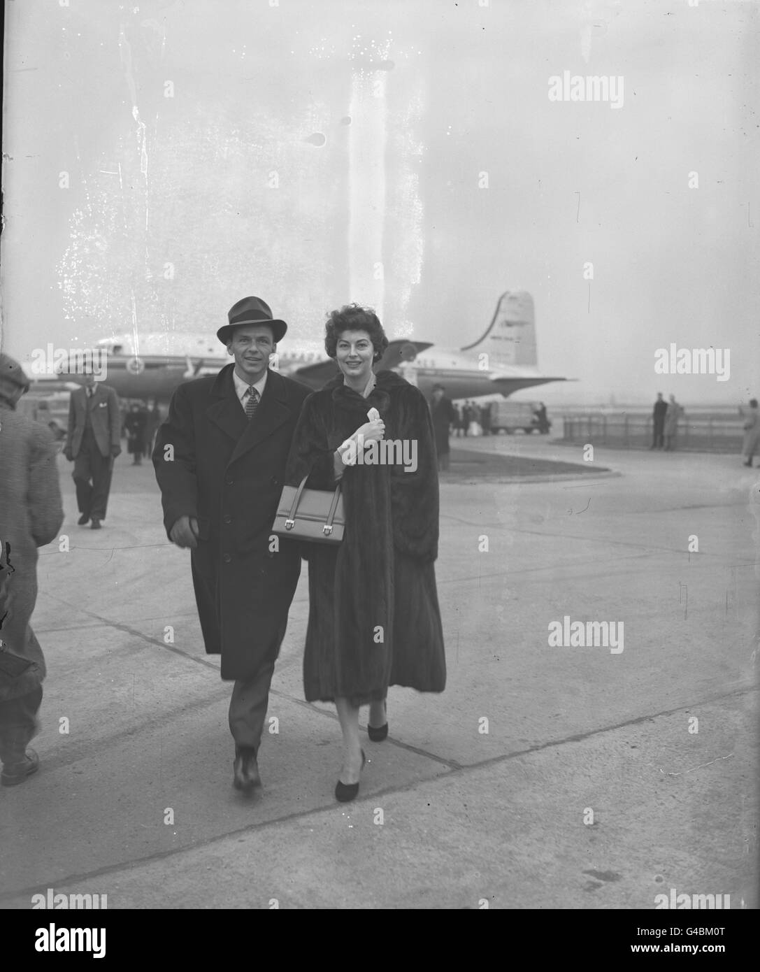 Entertainment - Frank Sinatra and Ava Gardner - Heathrow Airport Stock Photo