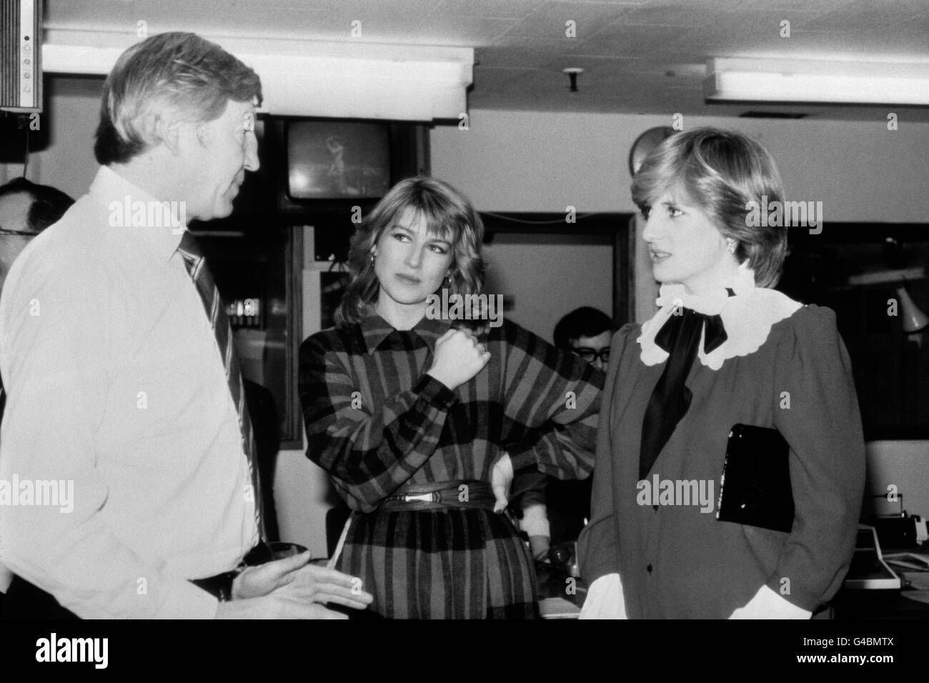 Princess Diana, the Princess of Wales, listens as Sandy Gall and Selina Scott, newscasters for News at Ten programme , explain the preparation for the broadcast during her visit to the ITN offices. Stock Photo