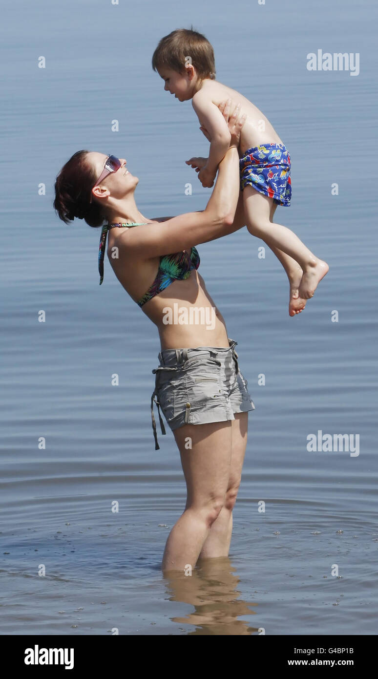 Joanna Kangurek and her son Norbert Kangurek enjoy the hot weather on Portobello beach near Edinburgh. Stock Photo