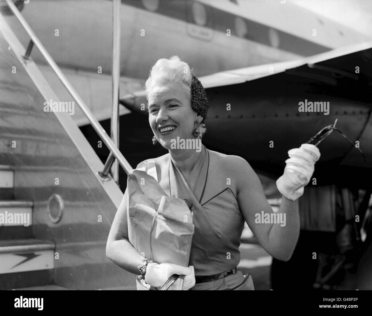 PA NEWS PHOTO 8/7/53 BRITISH SINGER DOROTHY SQUIRES ARRIVING AT HEATHROW LONDON AIRPORT BY A B.O.A.C. LINER FROM NEW YORK Stock Photo