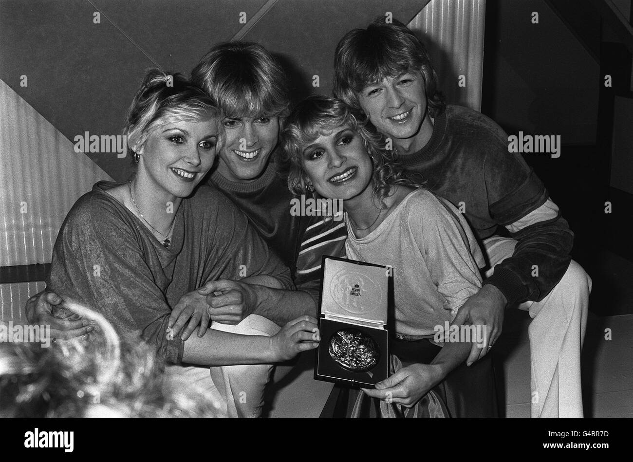 PA NEWS PHOTO 11/3/81 POP GROUP 'BUCKS FIZZ' IN LONDON. THEY WON THE 'SONG FOR EUROPE' CONTEST. FROM LEFT TO RIGHT: MICHAEL NOLAN (26), BOBBY G (27), AND FRONT ROW: CHERYL BAKER (26) AND JAY ASTON (19) Stock Photo