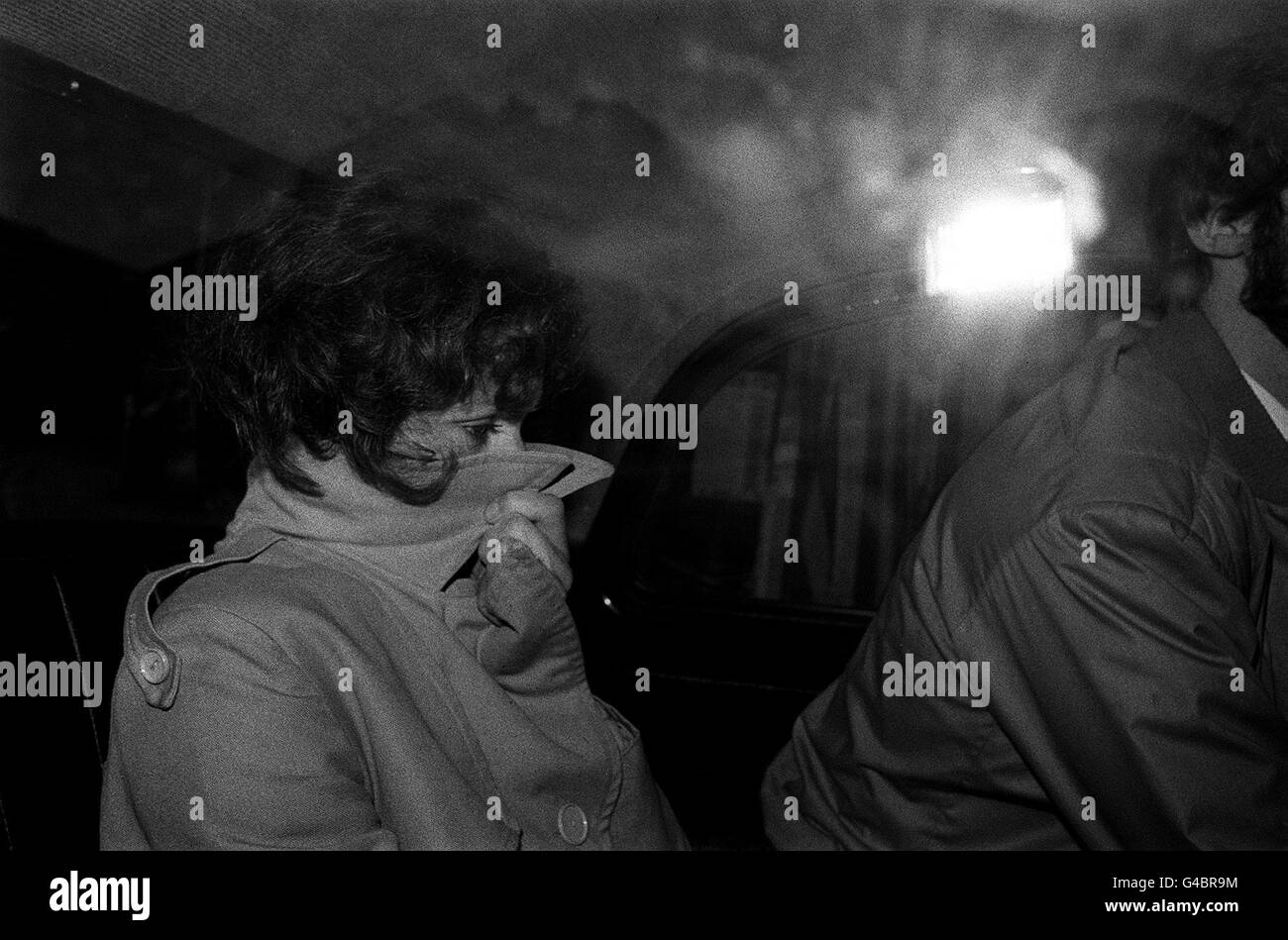 PA NEWS PHOTO 20/3/81  MRS. SONIA SUTCLIFFE LEAVING THE OLD BAILEY IN LONDON IN A TAXI AFTER HER HUSBAND PETER SUTCLIFFE'S TRIAL Stock Photo