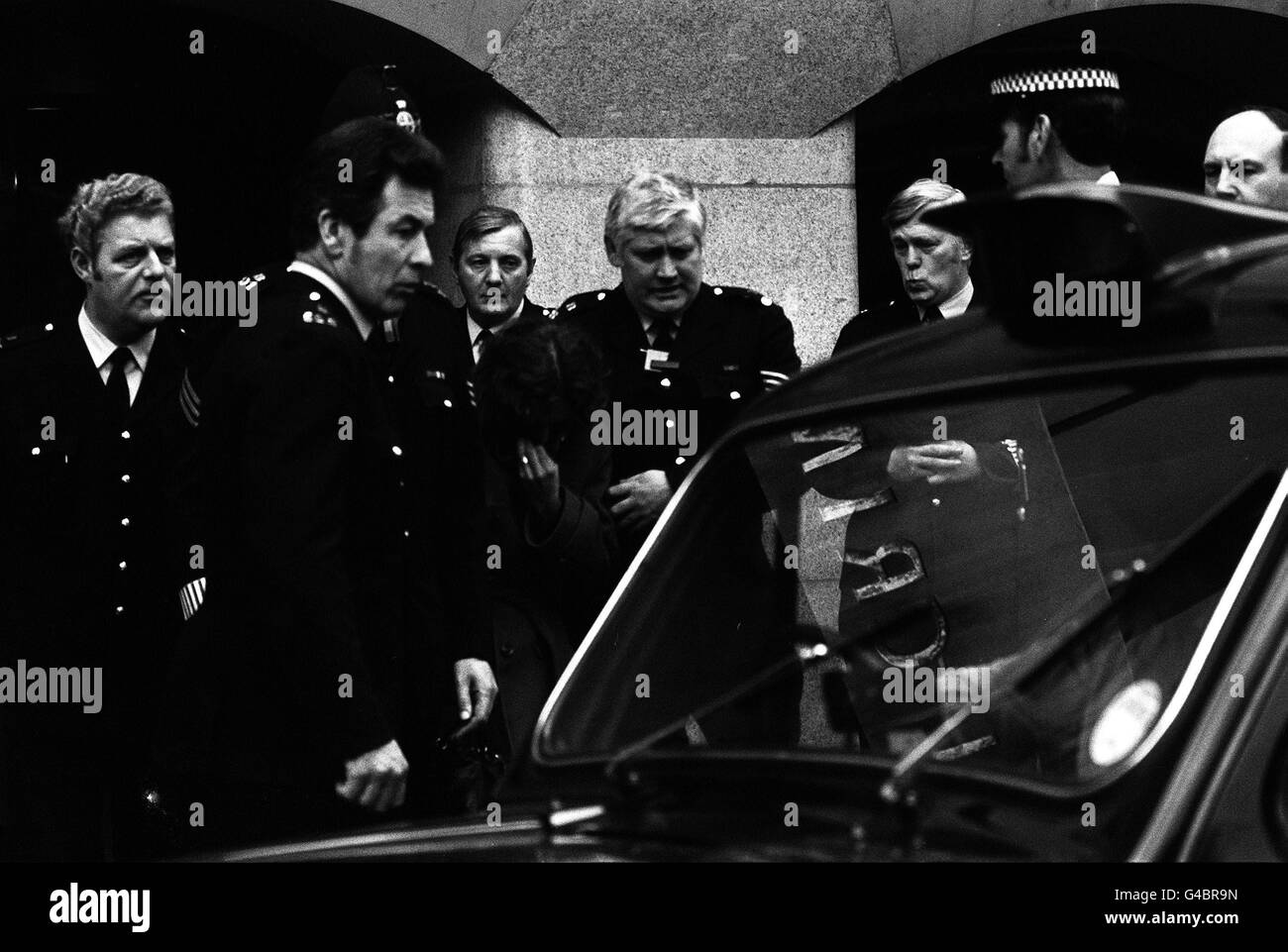 PA NEWS PHOTO 20/3/81  MRS. SONIA SUTCLIFFE LEAVING THE OLD BAILEY IN LONDON ESCORTED BY POLICE AFTER HER HUSBAND PETER SUTCLIFFE'S TRIAL Stock Photo