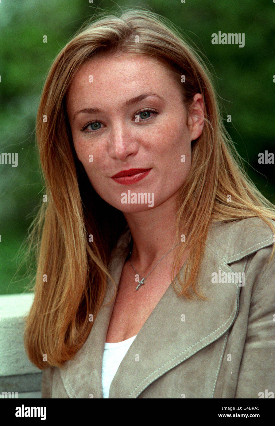 PA NEWS PHOTO 27/4/98  ACTRESS VICTORIA SMURFIT POSING FOR A PHOTOCALL IN LONDON TO LAUNCH THE NEW BBC 1 TELEVISION PERIOD DRAMA 'BERKELEY SQUARE' Stock Photo