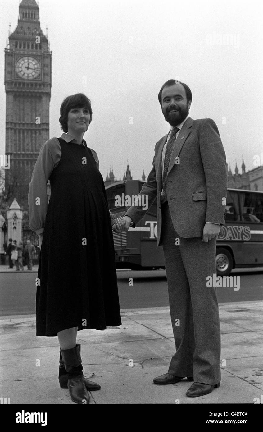 HARRIET HARMAN, LABOUR MP FOR PECKHAM, LONDON WITH HER HUSBAND JACK DROMEY IN PARLIAMENT SQUARE BEFORE SHE TOOK HER SEAT IN THE HOUSE OF COMMONS. Stock Photo