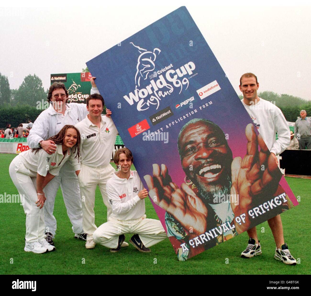 Those present at the launch of the ticket sales for the 1999 World Cup Tournament at Worcester CCC today (Thursday) are (from left) Coronation Street stars Charles Lawson (Jim McDonald) Angela Griffin (Fiona Middleton), Shaun Wilson (Martin Platt) and Nicholas Cochrane (Andy McDonald) with England Rugby Union Captain Lawrence Dallaglio (extreme right). Photo Barry Batchelor/PA Stock Photo