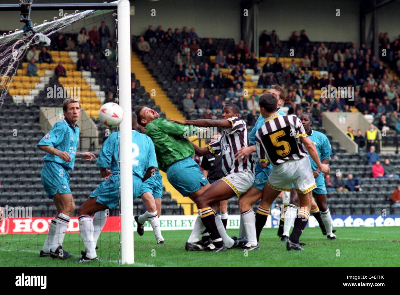 JOHN WILLIAMS, NOTTS COUNTY, JUST MISSES AN ATTEMPT AT DERBY COUNTY'S GOAL  Stock Photo - Alamy