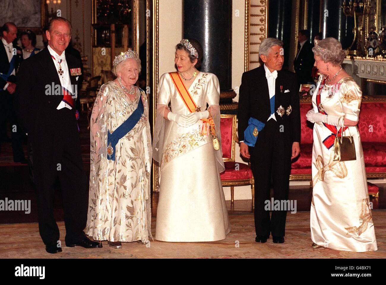 Britain's Queen Elizabeth II (right) and Japanese Emperor Akihito (2nd right) his wife Empress Michiko (centre), The Duke of Edinburgh (left) and Queen Elizabeth The Queen Mother pause for photographers as they arrive at the State Banquet Hall in Buckingham Palace this evening (Tuesday). See PA Story ROYAL Emperor. Photo by John Stillwell/PA. (WPA Rota Pic) Stock Photo