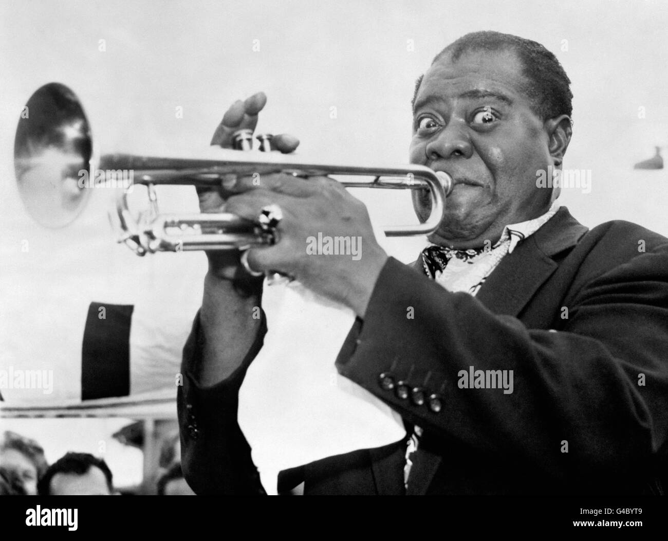 PA NEWS PHOTO 4/11/54 LOUIS ARMSTRONG AT SYDNEY AIRPORT, AUSTRALIA AFTER HIS ARRIVAL FROM SAN FRANCISCO, USA. Stock Photo