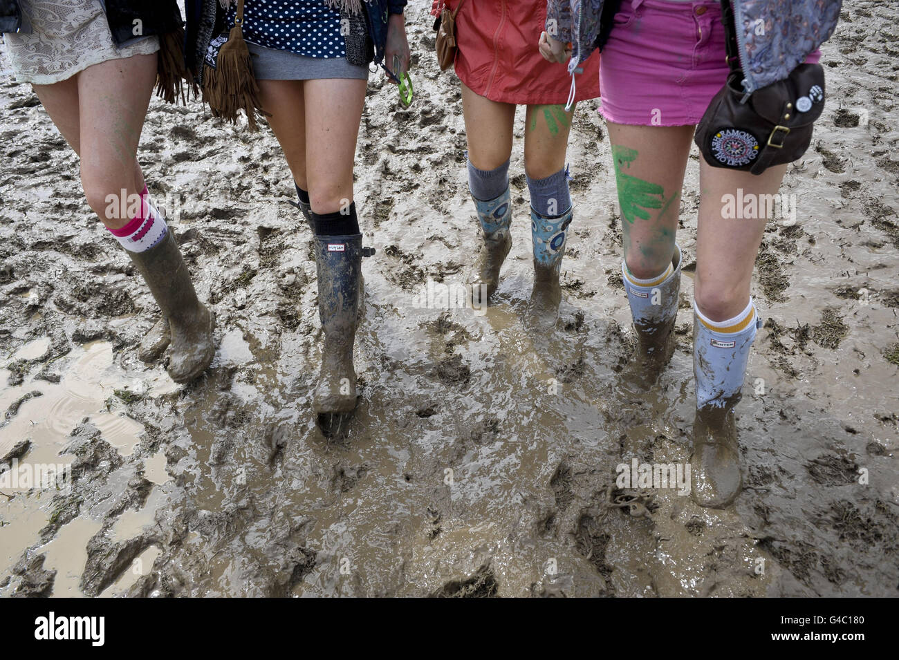 Glastonbury mud girls hi-res stock photography and images - Alamy