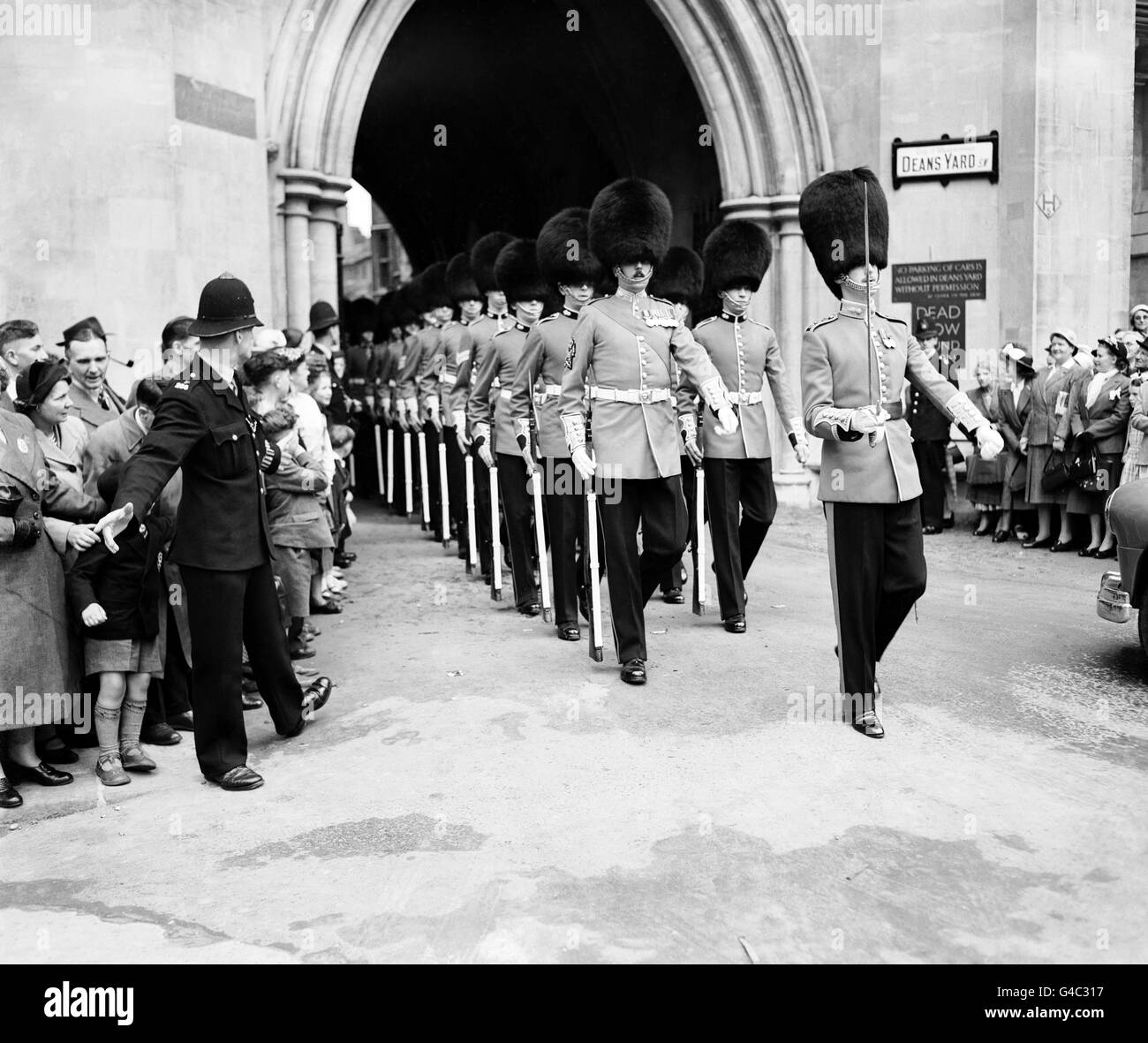 Grenadier guards marching to westminster abbey from deans yard Black ...