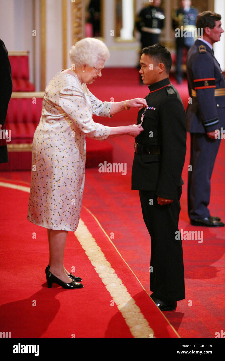 Sergeant Dipprasad Pun, The Royal Gurkha Rifles, is decorated with The Conspicuous Gallantry Cross by Queen Elizabeth II at Buckingham Palace in central London during an Investiture Ceremony. Stock Photo