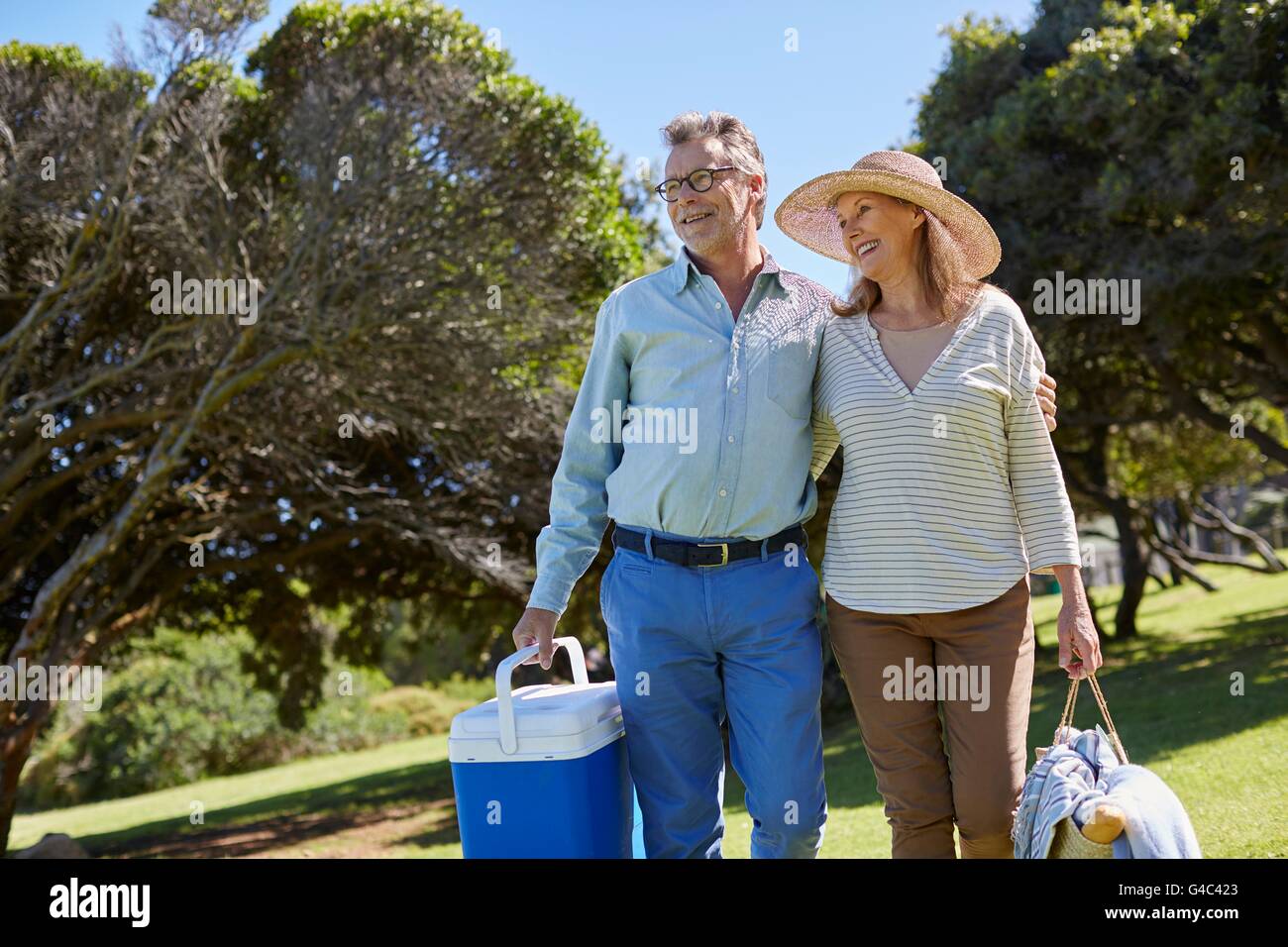 MODEL RELEASED. Senior couple with picnic hampers. Stock Photo