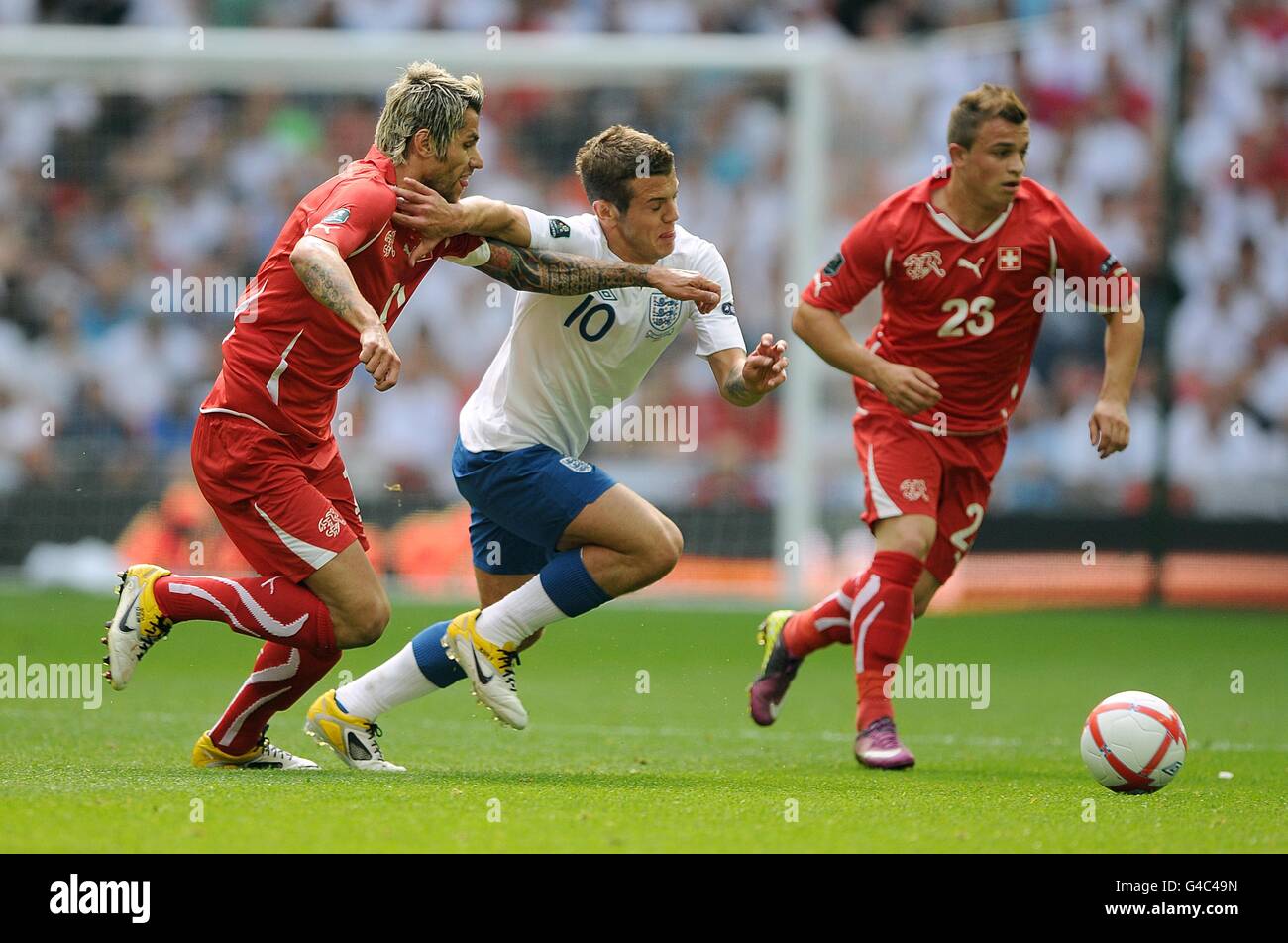 Soccer - UEFA Euro 2012 - Qualifying - Group G - England v Switzerland - Wembley Stadium. Switzerland's Valon Behrami (left) and England's Jack Wilshere (centre) battle for the ball Stock Photo