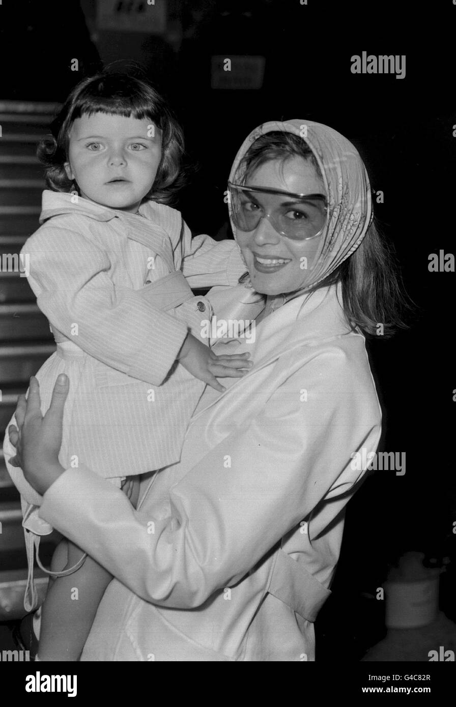 PA NEWS PHOTO  HUNGARIAN BORN ACTRESS EVA BARTOK WITH HER DAUGHTER DEANNE GRAZIA AT LONDON'S HEATHROW AIRPORT Stock Photo