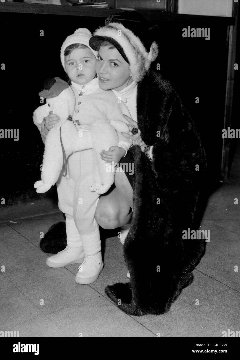 PA NEWS PHOTO 4/12/59 HUNGARIAN BORN ACTRESS EVA BARTOK WITH HER DAUGHTER DEANNA GRAZIA AT HEATHROW AIRPORT IN LONDON BEFORE FLYING TO BERLIN, GERMANY WHERE SHE IS TO STAR IN A FILM CALLED 'A STUDENT PASSES BY' Stock Photo