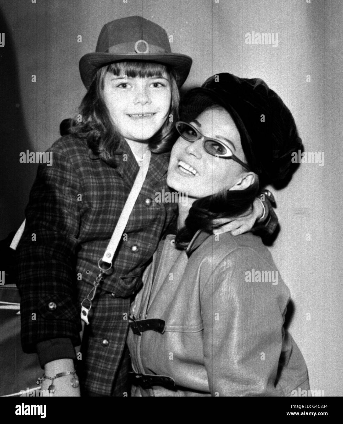 PA NEWS PHOTO 3/2/64 EVA BARTOK EMBRACES HER SIX YEAR OLD DAUGHTER DEANNA GRAZIA IN A REUNION AT HEATHROW AIRPORT, LONDON AFTER SHE RETURNED FROM A MONTH'S STAY IN ROME Stock Photo