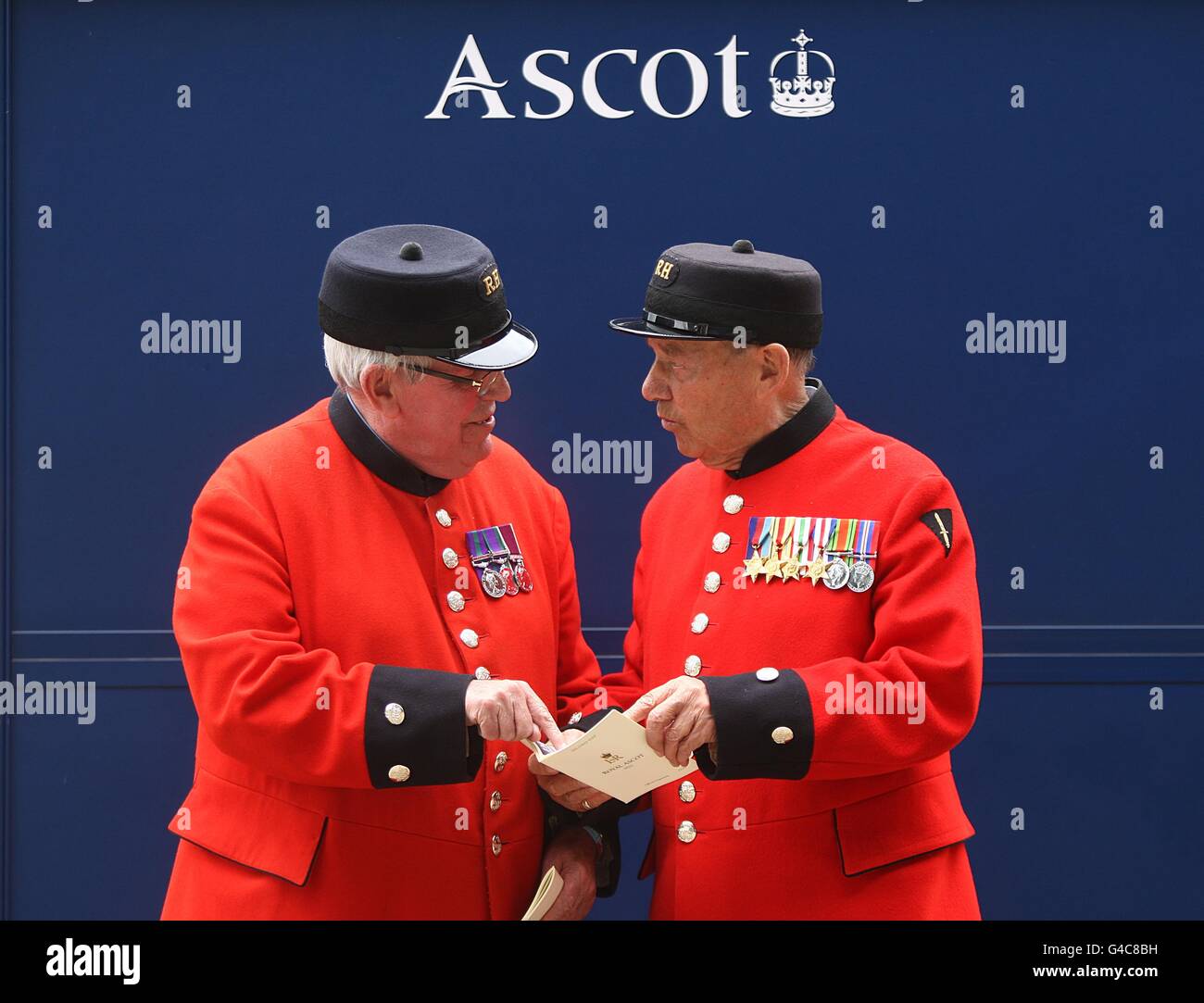Horse Racing - The Royal Ascot Meeting 2011 - Day Two - Ascot Racecourse. Two Chelsea Pensioners discuss the form during Day Two of the 2011 Royal Ascot Meeting. Stock Photo