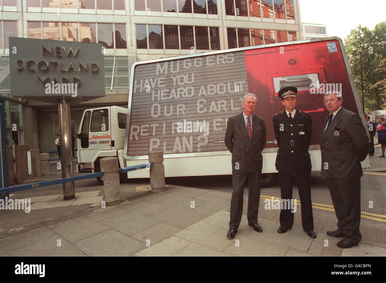 PA NEWS 14/9/95  COMMANDER BILL GRIFFITHS, ASSISTANT COMMISIONER IAN JOHNSTON AND QPM COMMANDER JOHN GRIEVE AT NEW SCOTLAND YARD TO ANNOUNCE HI TECH EQUIPMENT TO ENHANCE SURVEILLANCE AND INTELLIGENCE WORK TO BE ISSUED TO LOCAL POLICE Stock Photo