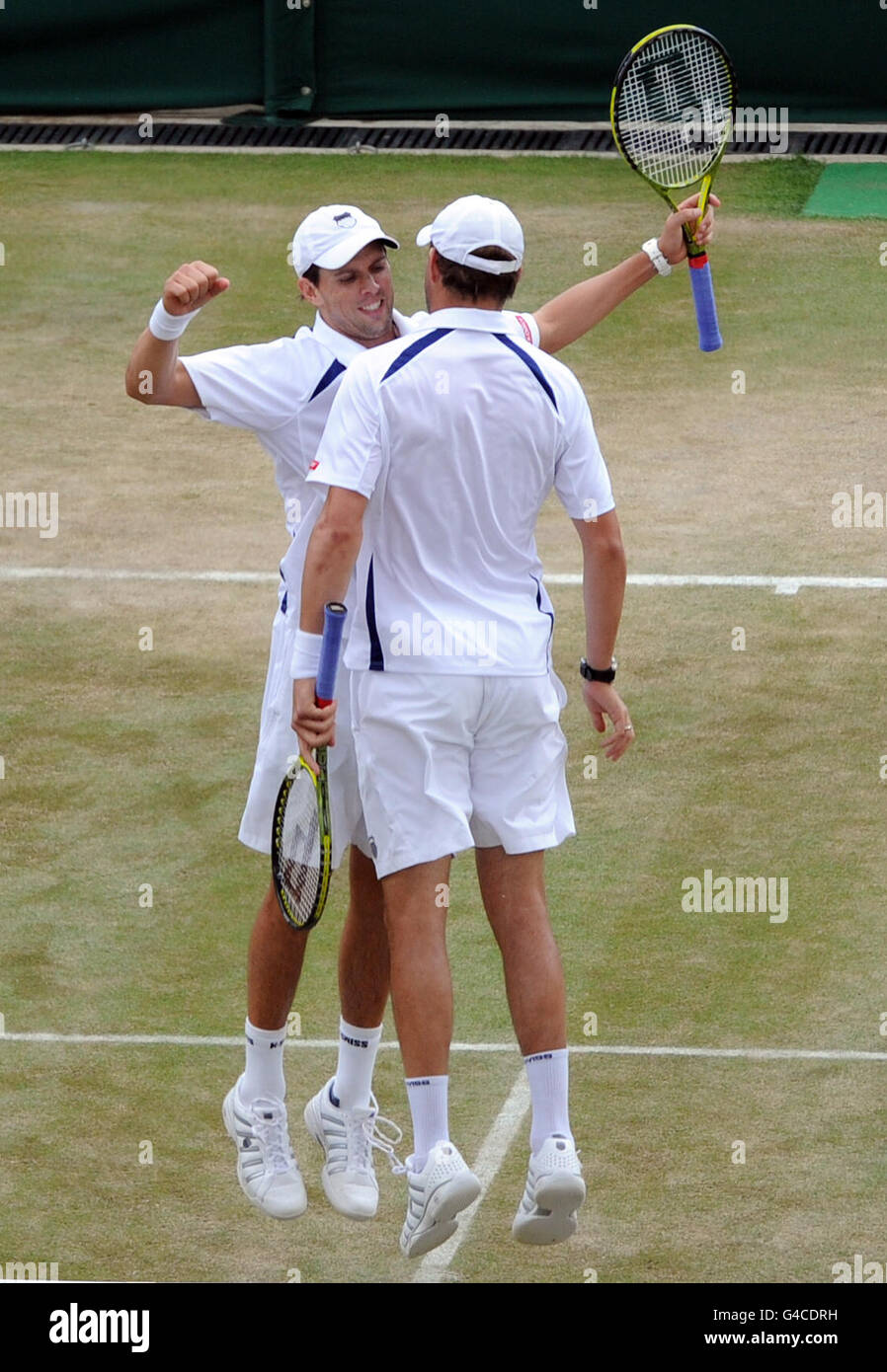 USA’s Bob Bryan (right) and Mike Bryan (left) celebrate winning their