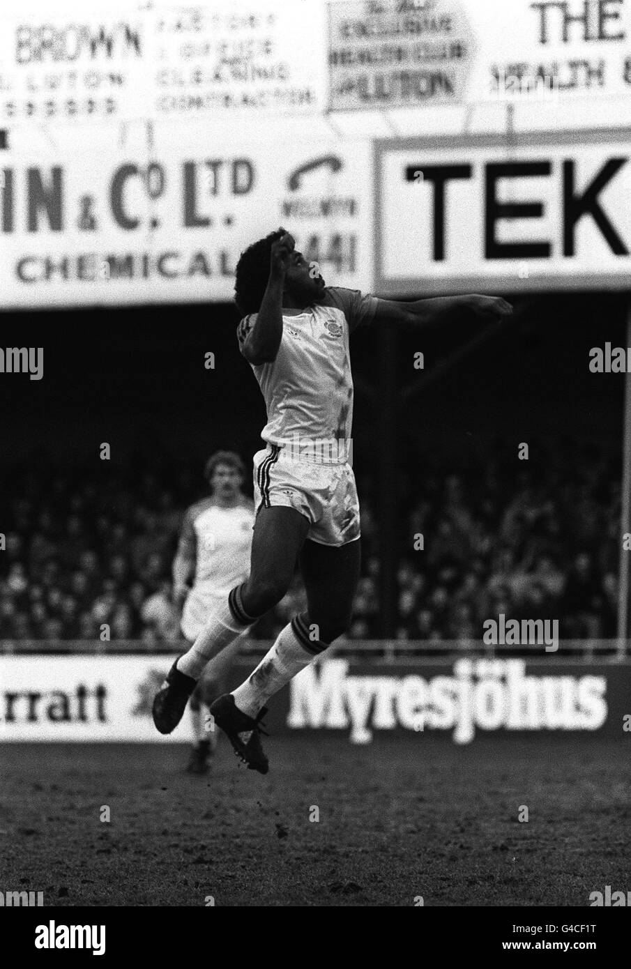 PA NEWS PHOTO 24/11/83 LONDON BORN MIDFIELDER RICKY HILL OF LUTON TWON F.C. IN ACTION Stock Photo