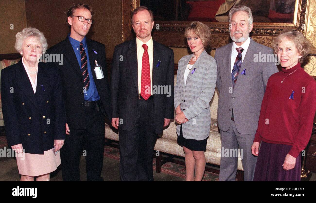 Families of the British hostages held in Chechnya Doris (far left) and Ken James (2nd right) the parents of Jon James and Raj Carr (2nd left) Alexandra Little (3rd right) and Helen Carr (far right) the brother, sister and mother of Camilla Carr meeting Foreign Secretary Robin Cook in London today (Thursday). POOL photo by Peter J Jordan/PA. Stock Photo