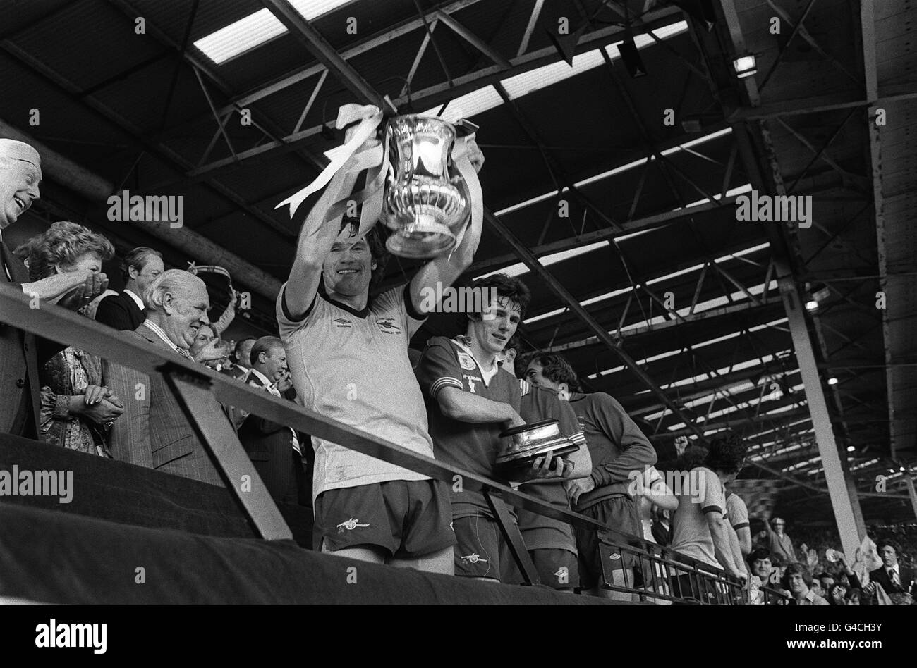 PA NEWS PHOTO 12/5/79 ARSENAL SKIPPER PAT RICE HOLDS ALOFT THE F.A. CUP TROPHY AT WEMBLEY, LONDON AFTER HIS TEAM BEAT MANCHESTER UNITED 3-2 IN THE FINAL Stock Photo