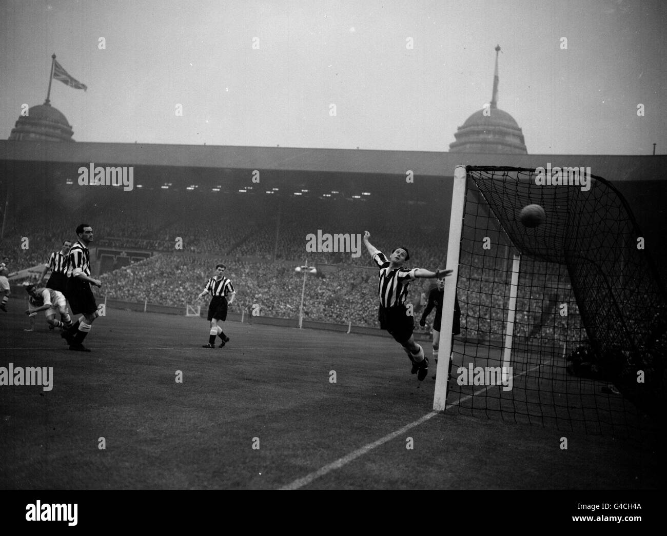 PA NEWS PHOTO 3/5/52  ARSENAL THREATEN THE NEWCASTLE UNITED GOALMOUTH IN THE F.A. CUP FINAL AT WEMBLEY, LONDON Stock Photo