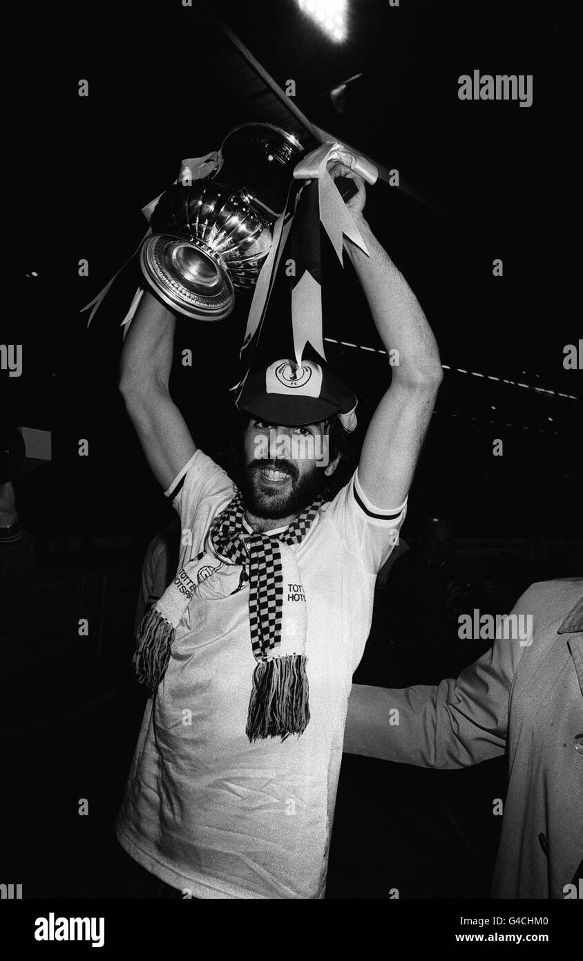 PA NEWS PHOTO 14/5/81 RICARDO VILLA LIFTS THE F.A. CUP TROPHY FOR TOTTENHAM HOTSPUR AFTER THEY BEAT MANCHESTER CITY 3-2 IN THE FINAL AT WEMBLEY, LONDON Stock Photo