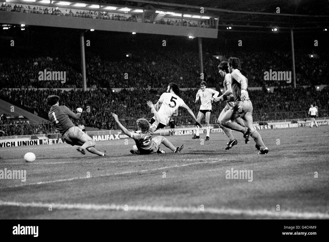 PA NEWS PHOTO 14/5/81 RICARDO VILLA (NO.5 SHIRT) SLIDES THE BALL PAST GOALKEEPER JOE CORRIGAN TO SCORE THE WINNING GOAL FOR TOTTENHAM HOTSPUR AFTER THEY BEAT MANCHESTER CITY 3-2 IN THE FINAL AT WEMBLEY, LONDON Stock Photo