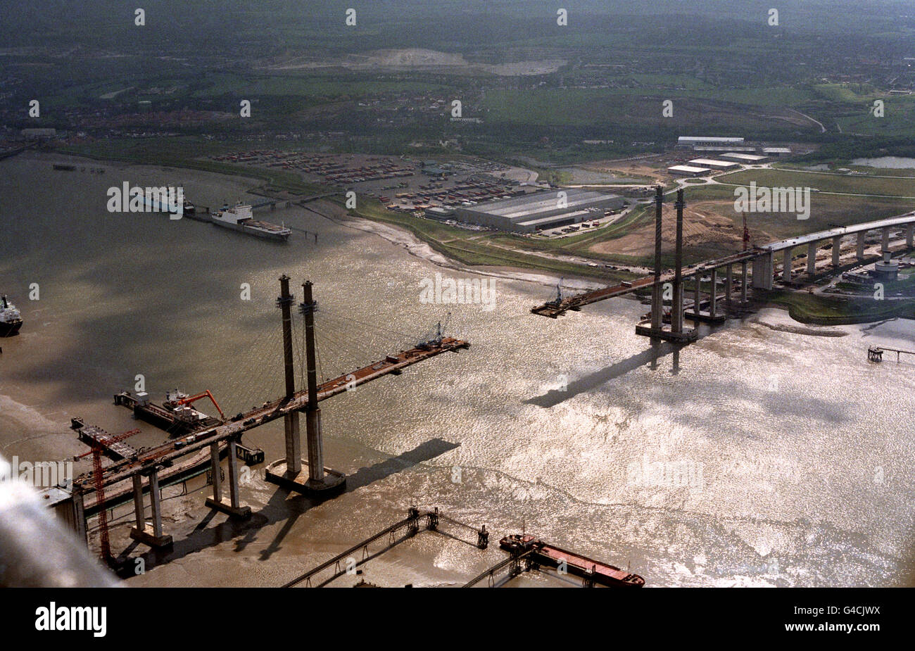 PA NEWS PHOTO 28/4/91 THE 86 MILLION POUND DARTFORD BRIDGE 'THE QUEEN ELIZABETH II BRIDGE' OVER THE RIVER THAMES, BEING BUILT, NEARING COMPLETION. Stock Photo