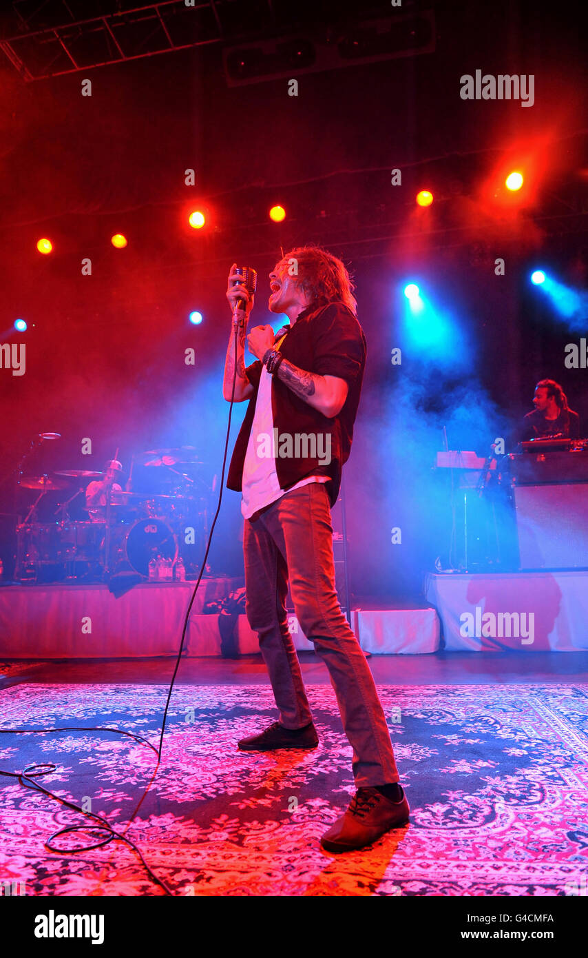 Brandon Boyd of Incubus performs on stage at the HMV Forum in north London. Stock Photo
