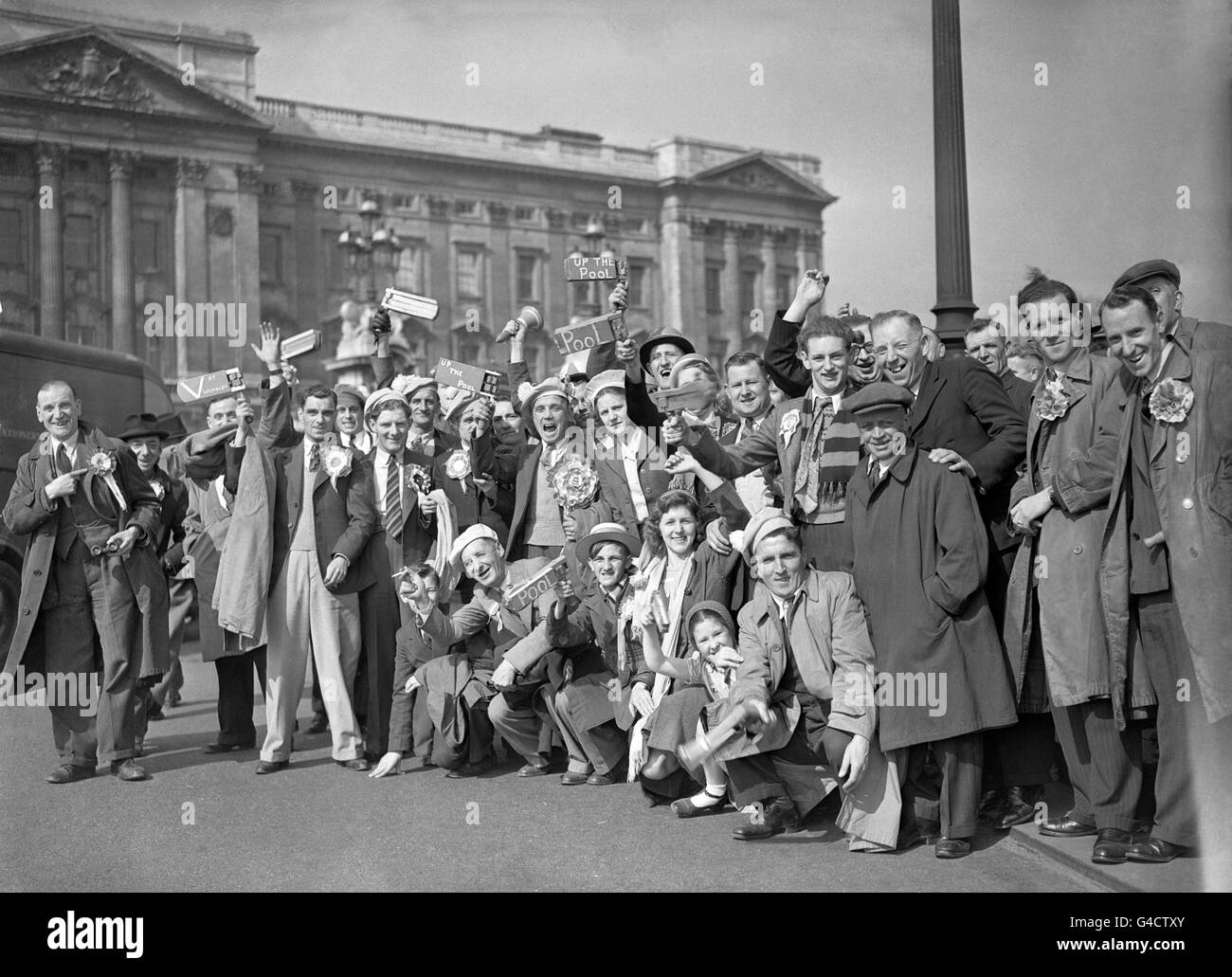 Blackpool supporters outside Buckingham Palace before the FA Cup final against Manchester United. Stock Photo