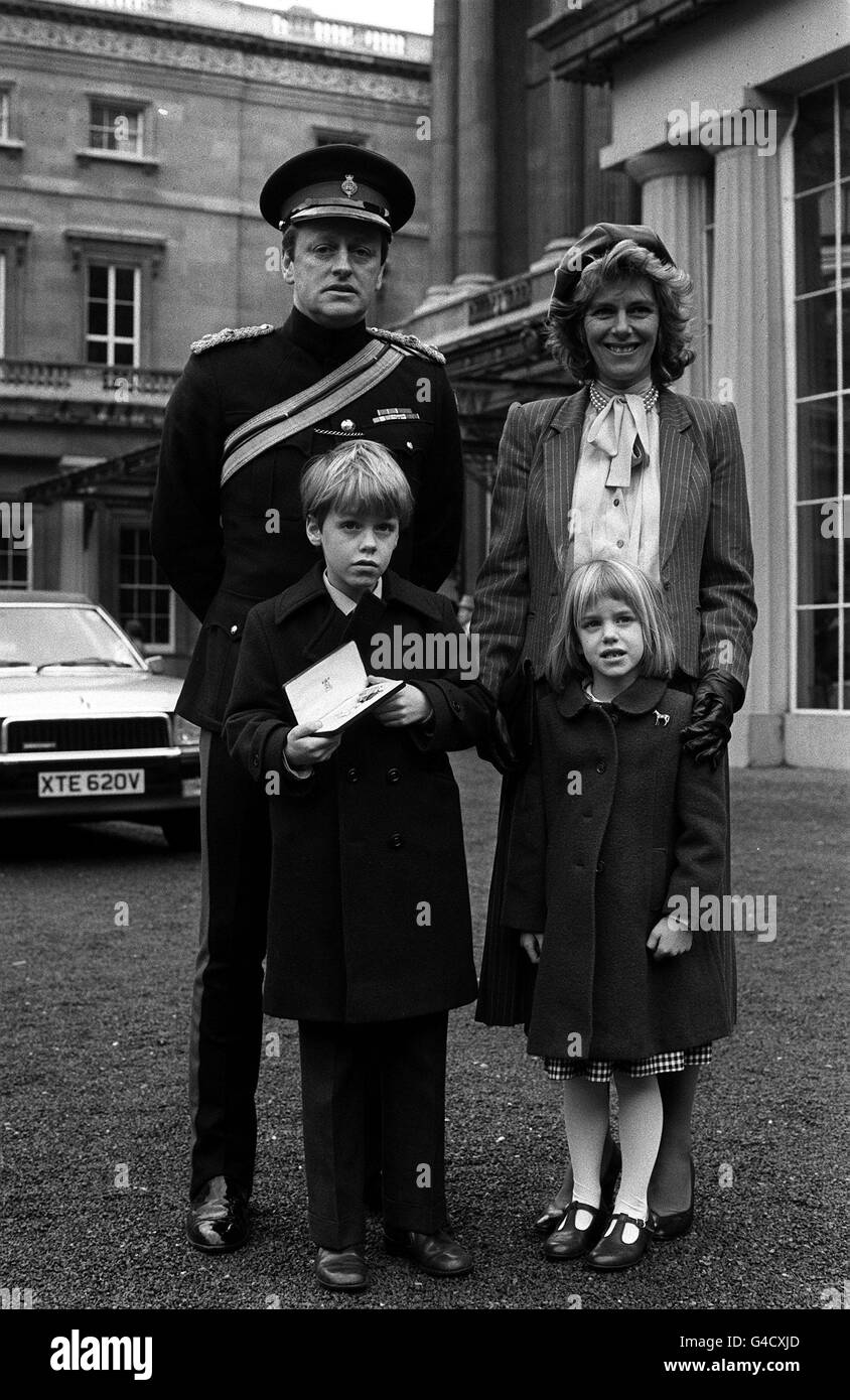 PA NEWS PHOTO 21/2/84 : ANDREW PARKER-BOWLES AT BUCKINGHAM PALACE FOR HIS  INVESTITURE AFTER COLLECTING HIS OBE FROM THE QUEEN WITH WIFE CAMILLA  PARKER-BOWLES, SON TOM AND DAUGHTER LAURA Stock Photo -