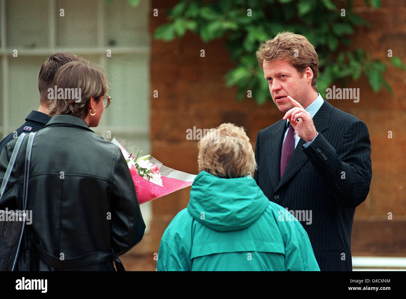 PA NEWS 1/7/98 EARL SPENCER TALKS WITH VISITORS ON THE FIRST DAY THAT THE SPENCER FAMILY ESTATE AT ALTHORP, WITH A DIANA, PRINCESS OF WALES EXHIBITION, URN AND DORIC TEMPLE, WAS OPENED TO THE PUBLIC. Stock Photo