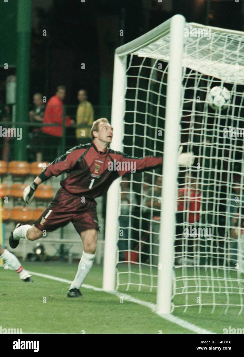 Scotland goal keeper Jim Leighton tries to stop Morocco's second goal Stock  Photo - Alamy