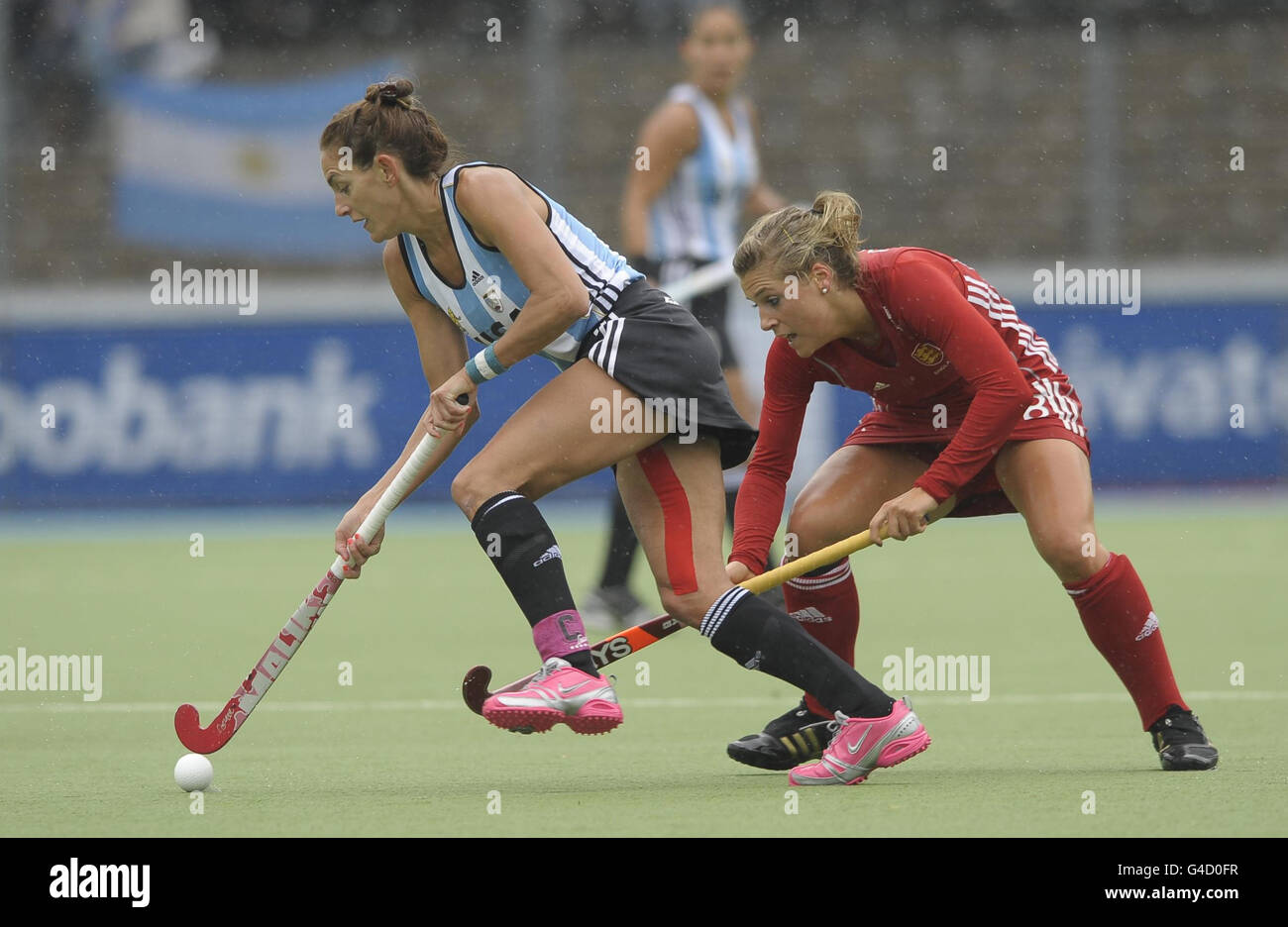 England's Georgie Twigg (right) challenges with Argentina's Luciana Aymar during their match in the Rabo FIH Women's Champions Trophy at the Wagener Stadium, Amsterdam Stock Photo