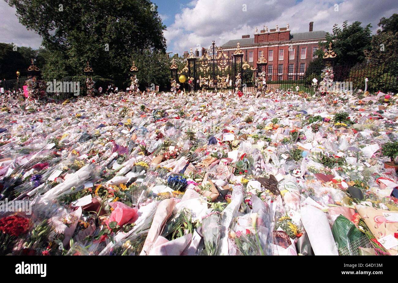 File picture dated 2.9.97 of the sea of flowers outside the gates of Kensington Palace where thousands of mourners from across Britain and the world payed their last respects to Diana, Princess of Wales. The committee set up to decide on ways to mark the life of Diana, Pricess of Wales today (Wednesday) backed a memorial garden at Kensington Palace. Other key proposals are for a 5 pound coin and nursing teams for children. Stock Photo