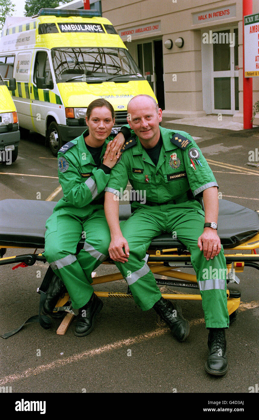 PA NEWS 6/7/98 DONNA ALEXANDER AND IAN BLEASDALE WHO PLAY PARAMEDICS