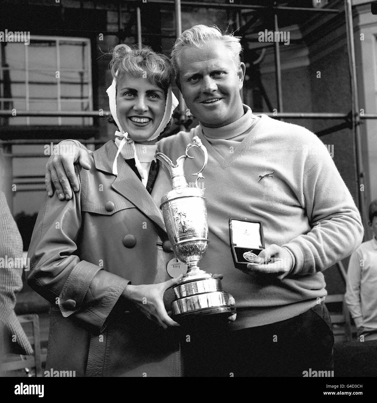 PA NEWS PHOTO 9/7/66 JACK NICKLAUS OF COLUMBUS, OHIO THE NEW BRITISH OPEN CHAMPION SHARES HIS TROPHY WITH HIS WIFE BARBARA AFTER WINNING THE TITLE AT MUIRFIELD, EAST LOTHIAN. Reissued 8/7/98 : Nicklaus, who has been to every Open since his debut at Troon in 1962, has announced that he will not be playing in next week's Open at Birkdale. Stock Photo