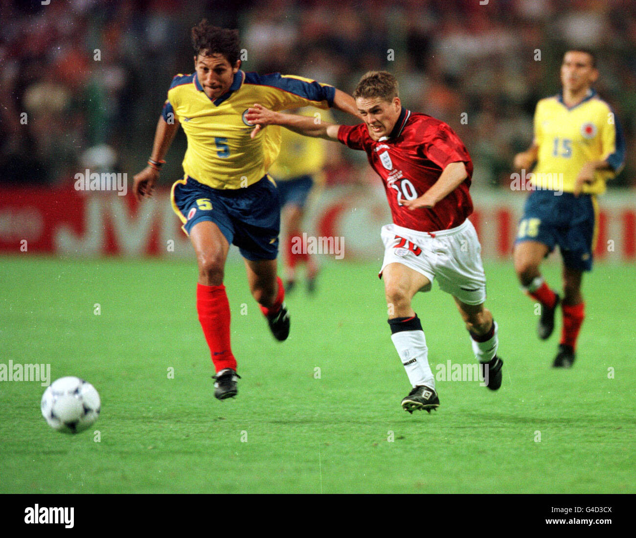 PA NEWS 27/6/98 ENGLAND STRIKER MICHAEL OWEN AND COLOMBIAN DEFENDER IVAN RAMIRO CORDOBA IN ACTION DURING THEIR FINAL GROUP MATCH OF THE 1998 WORLD CUP, IN LENS, FRANCE. ENGLAND WON THE MATCH 2-0 TO QUALIFY FOR THE SECOND ROUND OF THE COMPETITION, WHERE THEY FACE ARGENTINA. Stock Photo
