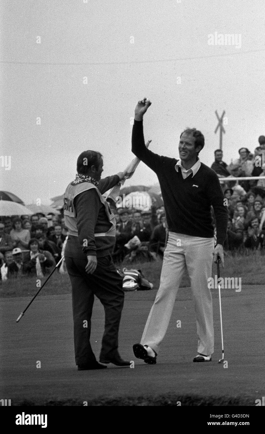 PA NEWS PHOTO 14/7/73 TOM WEISKOPF OF USA (RIGHT) ACKNOWLEDGES THE CROWD AFTER WINNING THE 1973 OPEN GOLF CHAMPIONSHIP AT TROON Stock Photo