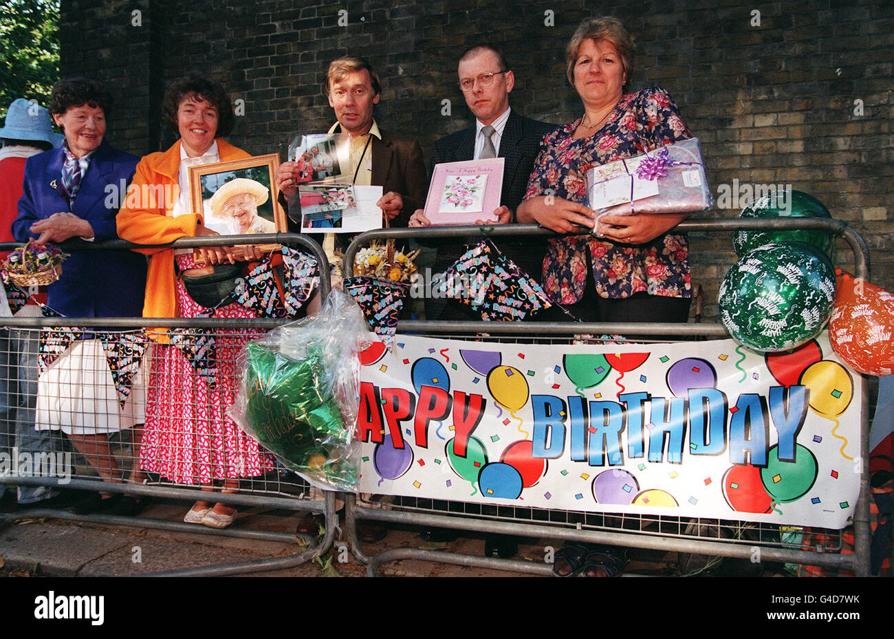 Wellwishers from left to right, Iris Halfpenny from Leicester, Sheila Clark from Glasgow, Alan Morton from Edinburgh, Alan Rudd from West Dulwich and Jennifer Hawkins from Worthing queue outside Clarence House with gifts for the Queen Mother who celebrates her 98th birthday today (Tuesday). Photo by John Stillwell/PA. Stock Photo