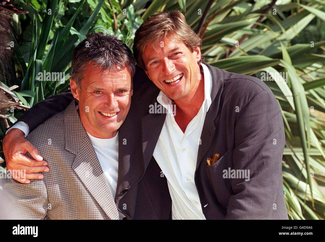 PA NEWS 19/8/98 SIMON WILLIAMS (LEFT), WHO WILL BE A GUEST STAR IN THE NEW-LOOK BBC SERIES 'DANGERFIELD', AND NIGEL HAVERS, WHO STARS AS WARWICKSHIRE'S NEW POLICE SURGEON DR JONATHAN PAIGE, AT A PHOTOCALL IN LONDON. Stock Photo